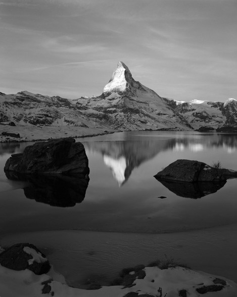 Searching the camera position, choice of a lens, focusing, etc.. was done beforehand the moment when the sun touches Matterhorn