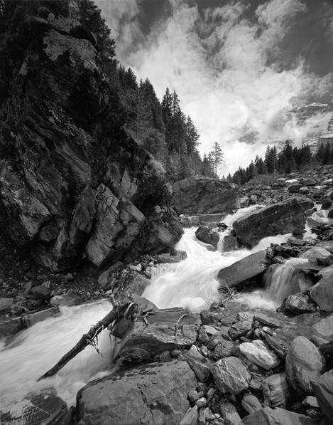 Photo 8. The well-known effect created by the wide-angle lens accentuated diagonals, movement of water, instability of stones, thus building a dynamic image.