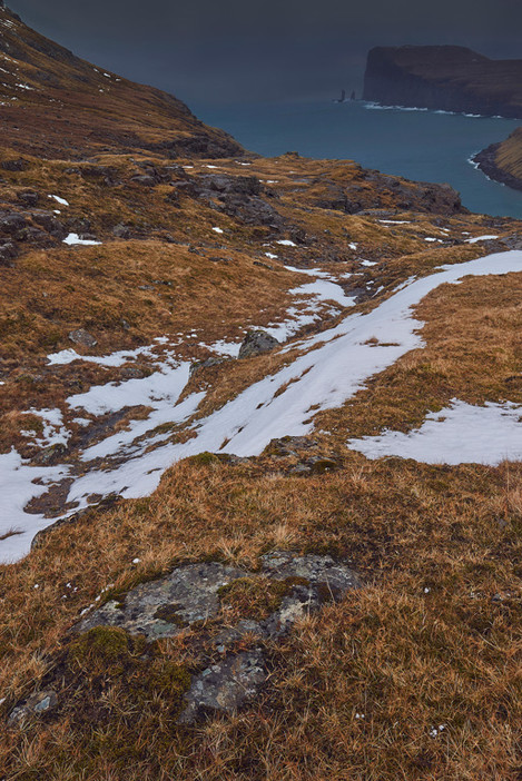 The sea stacks of Risin and Kellingin seen from high above Tjørnuvík. The flat mountain in the background on the right is Eiðiskollur (352 m).