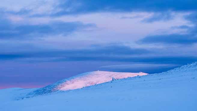 Alex Roddie - Dawn glow over the summit of Cairn Gorm