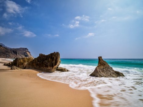 Aus Dem Dhofar Gebirge Hinunter An Den Fazayat Beach, Oman.