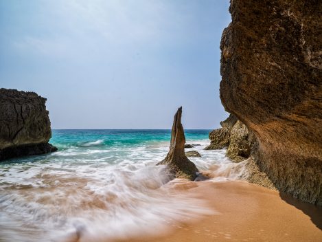 Aus Dem Dhofar Gebirge Hinunter An Den Fazayat Beach, Oman.